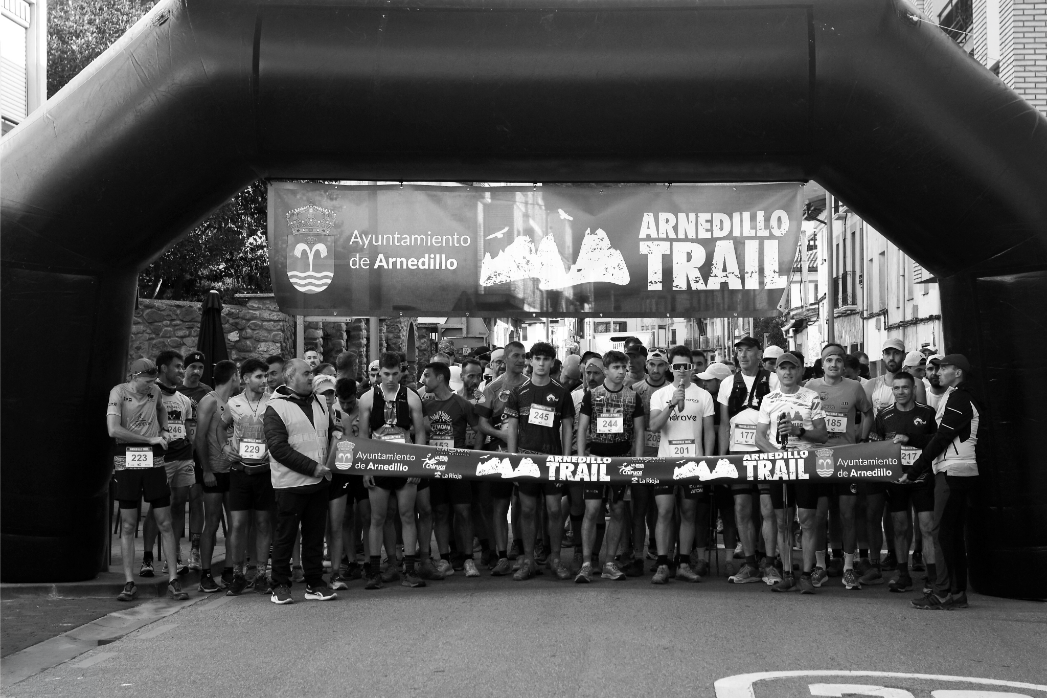Corredores del Arnedillo Trail preparados bajo el arco de salida
